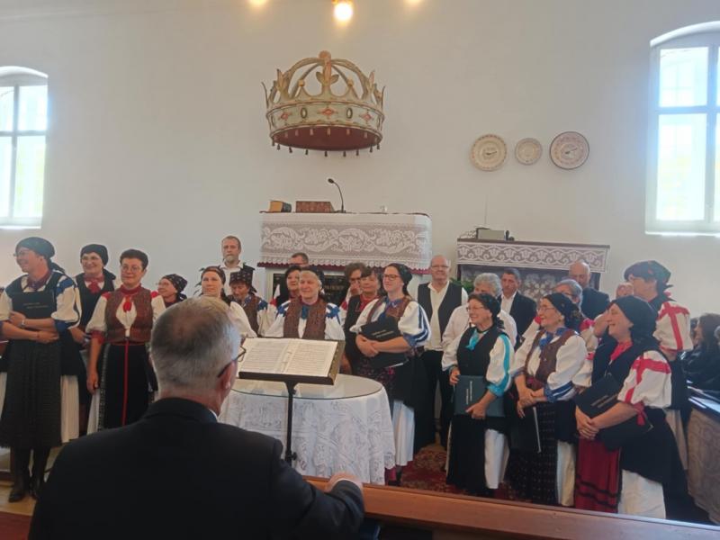 A magyarfenesi kórus negyedszázados jubileumát ünnepelte, amely egy különleges mérföldkő a közösség életében. Az esemény nem csupán a zene ünnepe volt, hanem a barátság és az összetartozás szimbóluma is, amely a kórus tagjait évtizedeken át összekapcsolta