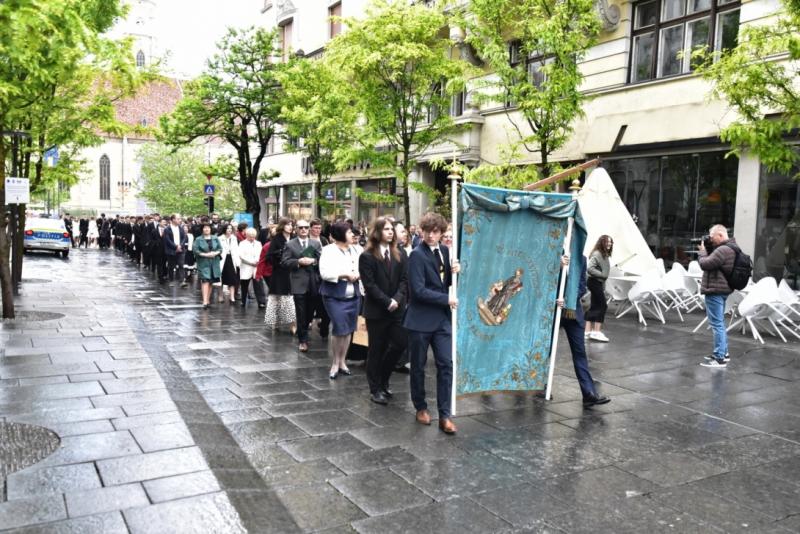 Elérkezett a nagy nap, amikor a kolozsvári Báthory István Elméleti Líceum diákjai, a maturandusok, búcsút intettek az iskolás éveiknek. A hagyományos ballagási ünnepség keretében a fiatalok szívükben a boldogsággal és az új kihívásokkal teli jövő reményév