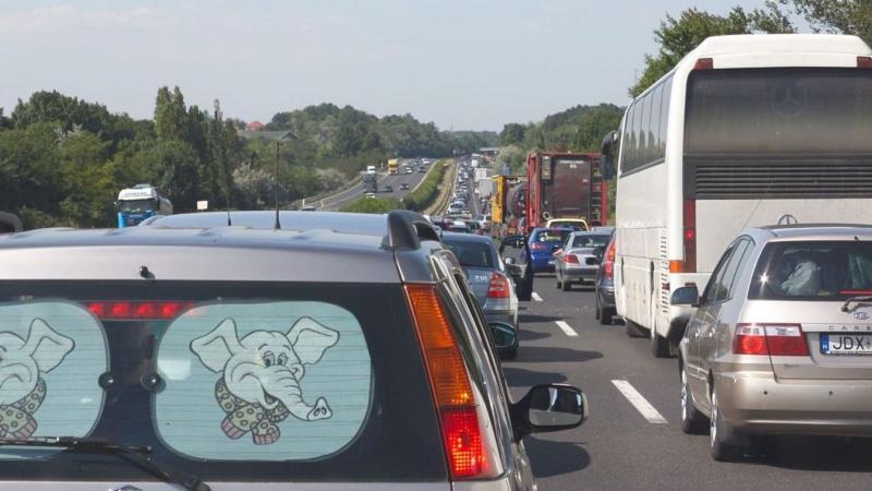 Súlyos baleset történt az M1-es autópályán, ezért teljes útzár lépett érvénybe. Kérjük, hogy az érintett szakaszon óvatosan közlekedjenek, és kerüljék el a területet, amennyiben lehetséges.