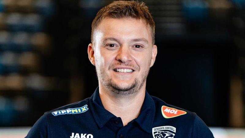 Gólyahír: A tatabányai kézilabdacsapat legújabb kis csillagát egy kedves apa-baba fotón ismerhetjük meg, aki már most elbűvölő tüneményével hódítja meg a szíveket!