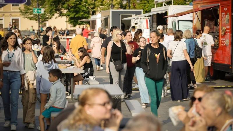 Elképesztő események zajlottak a Dobó téri Food Truck Show zárásakor; a helyiek kétségbeesetten keresték a megoldást.