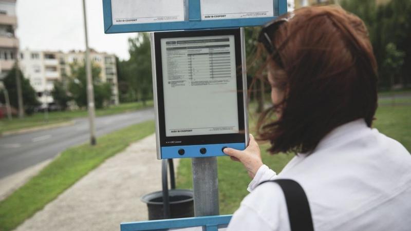 Bár a debreceni buszmegállóban megszokott időben várnád a buszt, sajnos nem fog megérkezni! Nézd meg, mi áll ennek a hátterében!