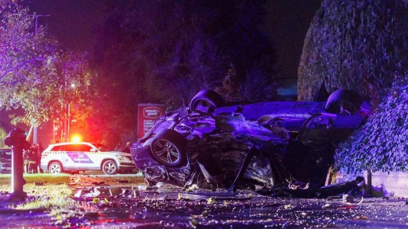 Súlyos baleset történt Debrecenben, ahol egy fiatal férfi autójával nekiütközött egy betonkerítésnek, majd az ütközést követően az autója felborult. A baleset következtében életveszélyes sérüléseket szenvedett. A helyszínen készült fotók és videók tanúság