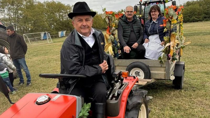 **Pócspetrit Ünneplő Lovas Felvonulás: Egy Tradíció Élőben (Képekben)**

A festői Pócspetriben idén is megrendezésre került a hagyományos lovas felvonulás, amely a helyi közösség összefogását és a vidéki élet szépségeit hivatott bemutatni. A rendezvény sz