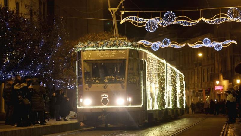 Miskolc adventi hangulatát egy különleges látványosság színesíti: a város villamosa most Csipkerózsika kastélyának varázsával érkezett meg. A mesebeli díszítés és a fények varázslatos atmoszférát teremtenek, amely elbűvöli a város lakóit és látogatóit egy