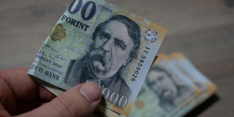 A forint reakciója a mai kamatdöntésre meglehetősen figyelemre méltó volt. Az esemény hatására a valuta árfolyama ingadozott, tükrözve a piaci várakozásokat és a gazdasági helyzet alakulását. A döntés következményeként a befektetők bizalma, illetve aggoda