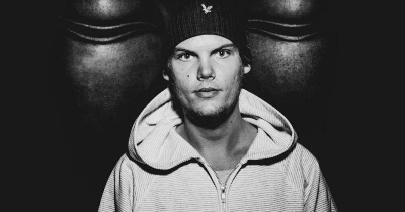 Megérkezett az Avicii életéről készült dokumentumfilm előzetese, amely betekintést nyújt a legendás DJ és producer lenyűgöző, ugyanakkor tragikus életébe. Az előzetes ízelítőt ad a film érzelmi mélységeiből, és bemutatja, hogyan vált Tim Bergling a zeneip