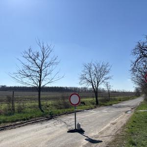 Bábolnán feszültség tapasztalható, mivel a helyiek tüntetésre készülnek, miközben az agrárminiszter látogatása zajlik. Az esemény körüli várakozás fokozódik, hiszen a lakosok fontos ügyekben kívánják kifejezni véleményüket.