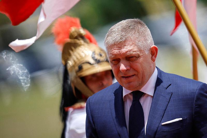 Éppen egy évvel ezelőtt történt, hogy Ficóra rálőttek, és ez az esemény alapjaiban formálta át a szlovák politikai tájat. Azóta számos változás és átalakulás zajlott le, amelyek új irányokat és kihívásokat hoztak a politikai színtérre.