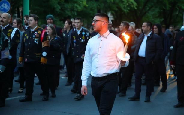 Újra elérkezett az a varázslatos este, amikor fáklyák és lámpások fényében búcsúzunk a várostól. Legyen ez a pillanat tele emlékekkel és jókívánságokkal, kedves végzős hallgatók! Jó szerencsét az előttetek álló úton!