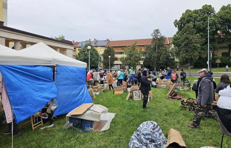 Vágner Ákos polgármester nem kedveli a Régiségvásáron található banános dobozokat, ami szintén hozzájárulhat a költözés indokaihoz.