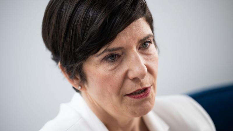 Dobrev Klára: Megdöbbentő, ahogyan ez a háborús hisztéria színpadra lépett, és milyen nehéz csendben maradni a látottak és hallottak fényében.