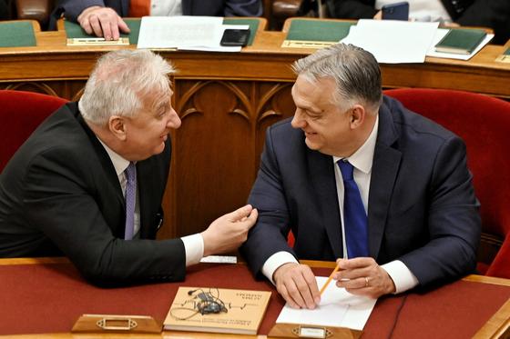 A Parlamentben zajló viták középpontjában az üldözési törvény áll: vajon a cél a világos és átlátható szabályozás megteremtése, vagy inkább a putyini modellhez hasonló megfélemlítési technikák alkalmazása?