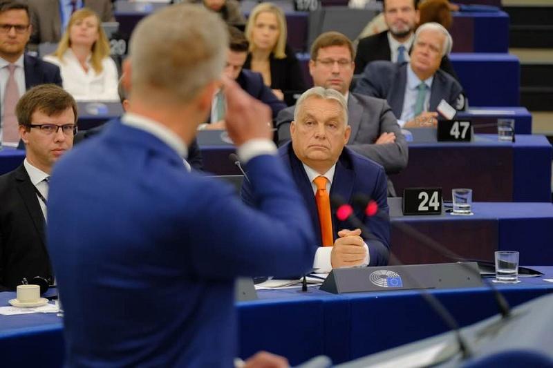 Az ukrán titkosszolgálat által kémnek nevezett Hollónak baráti viszonya áll fenn Orbán Viktor egyik közeli hozzátartozójával.