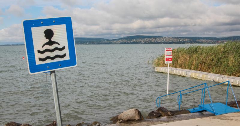 Figyelmeztető jelzések érkeznek a Balaton déli partjáról: egy életveszélyes jelenségre kell odafigyelni, amely a turisták és a helyiek biztonságát is fenyegeti.