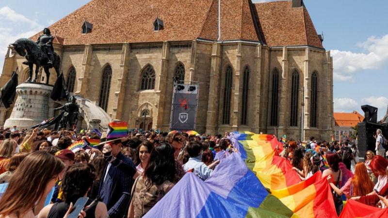 A kolozsvári Pride résztvevői vidáman üdvözölték a mosolygó csendőröket és a támogató helyi lakosokat, akik szívélyes üdvözlettel fogadták őket.