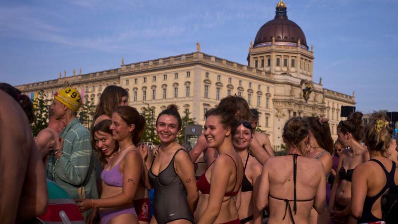 Videók. Nincs megjegyzés: Tömeges úszás Berlinben a fürdési tilalom eltörléséért.