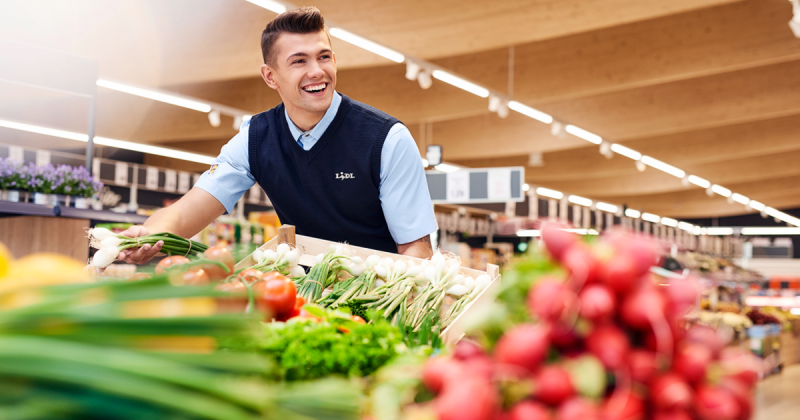A Lidl különleges figyelmet fordít munkavállalóira, hiszen pszichológus, jogász és pénzügyi tanácsadó is segíti őket. Ez a megközelítés nem csupán a munkahelyi légkör javítását célozza, hanem a dolgozók komplex támogatását is, hogy mindenki a legjobban te