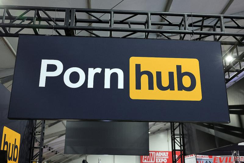 A kormány nem vehet el a fiataloktól semmit, ami a szexuális felfedezésükkel kapcsolatos – a PornHub újra elérhető!