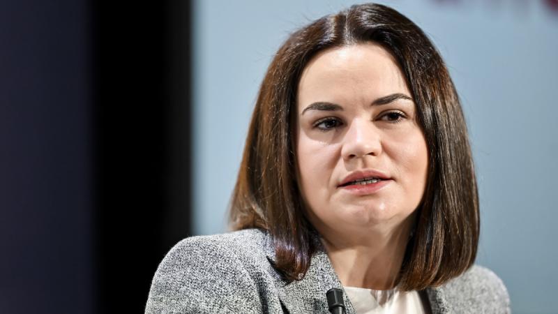 Néhány fehérorosz engedmény ugyan történt, azonban még mindig 1150 politikai fogoly tölti büntetését a börtönökben.