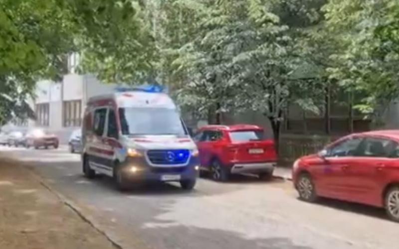 Egy férfi brutálisan támadta meg feleségét az iskola előtt, miközben kisfia a szeme előtt állt.