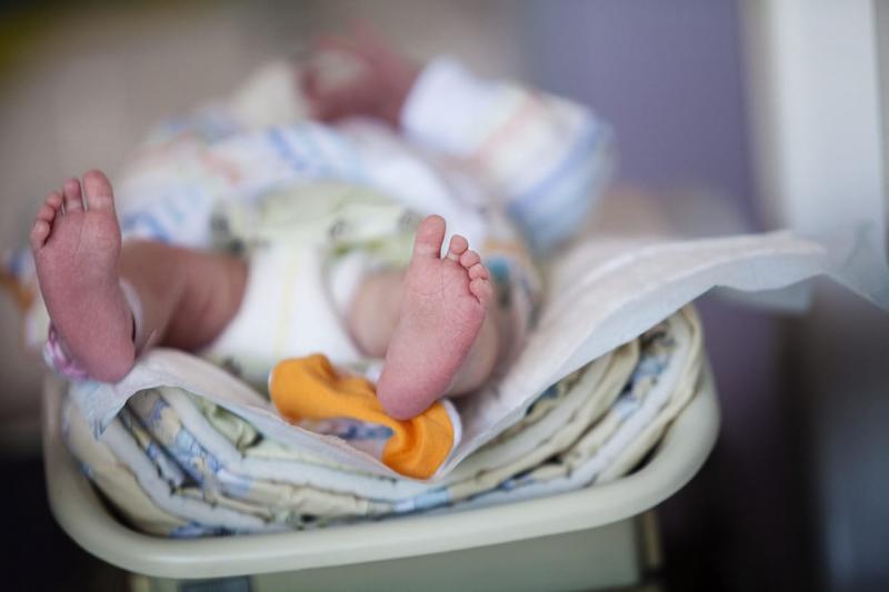 Egy A4-es méretű papíron elhelyezett figyelmeztetés hívja fel a figyelmet arra, hogy a Szent János Kórház babamentő inkubátora meghibásodott.
