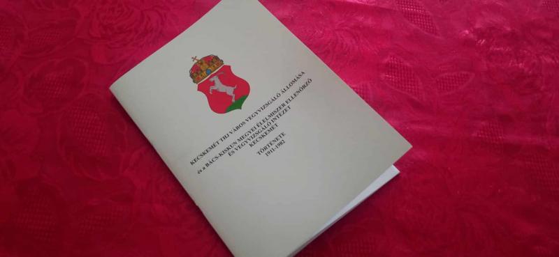 Megjelent egy kiadvány, amely részletesen bemutatja a kecskeméti vegyvizsgáló állomás gazdag történelmét.