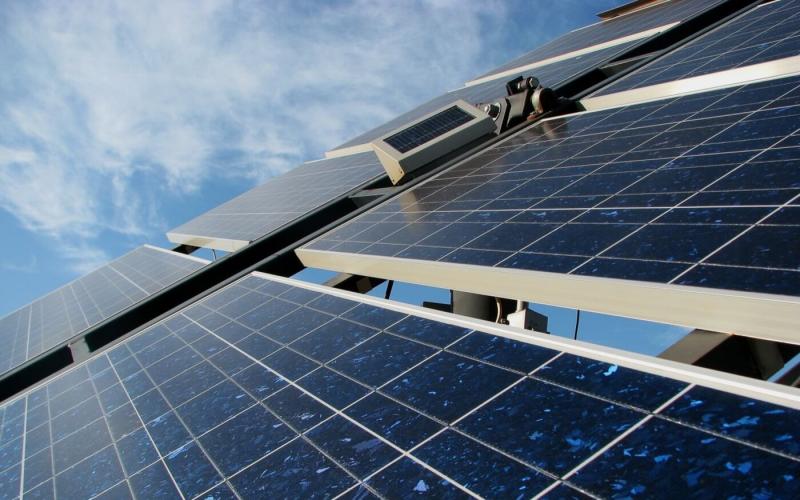 Június hónapjában a napenergia kiemelkedett, mint Európa legfőbb áramforrása.