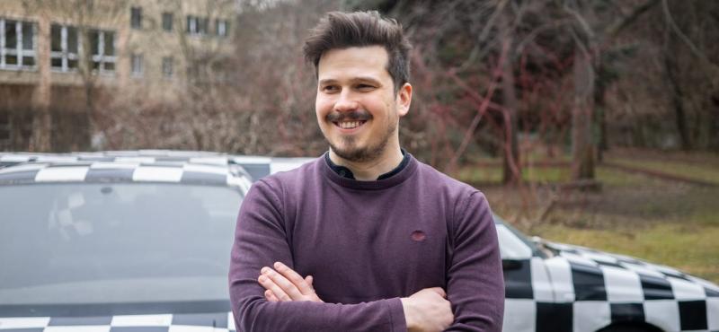 Csoki, a Jólvanezígyből ismert figura, most új kalandba vág: csatlakozik a Kutyapárthoz, miközben búcsút int YouTube-csatornájának.