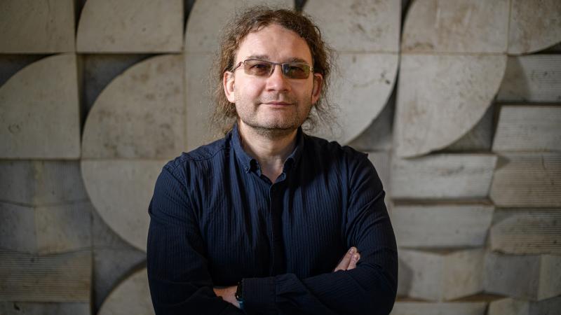 Az őszinte önreflexió révén lehetőségünk nyílik arra, hogy a klímaváltozást a saját érdekünkre fordítsuk. Ugyanakkor az mesterséges intelligenciát is a fenntarthatóság érdekében kell alkalmaznunk, hogy valódi változásokat érhessünk el.