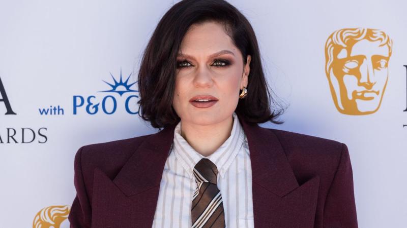 Hat héttel az operációt követően ismét a kórház falai között találta magát az énekesnő, Jessie J, aki a mellrákkal vívott harcát folytatja. A műtét után szövődmények léptek fel, amelyek nehezítik a felépülését - értesült a Life.