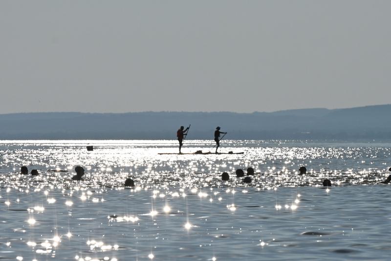A Balaton-átúszás idei eseménye lenyűgöző pillanatokkal ajándékozta meg a résztvevőket, akik a csodás időjárás mellett vágtak neki a víznek. A rendezvény során készült képek igazán magával ragadóak, bemutatva a sportolók elszántságát és a Balaton szépségé