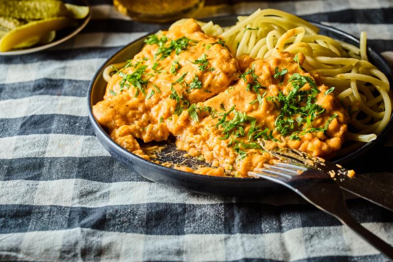 **Hét nap, hét ínycsiklandó recept: Szaftos húsos ételek a konyhában**

Fedezd fel a hét minden napjára egy-egy különleges, szaftos húsos receptet, amelyek garantáltan feldobják az étkezéseidet! Minden nap egy új ízélmény vár rád, amelyet könnyedén elkész