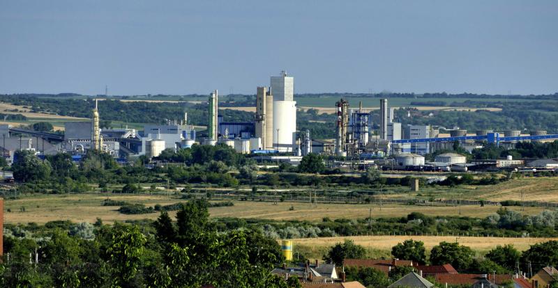 A Nitrogénművek péti gyárának újraindítása jelenleg nem lehetséges, ami több száz munkahely jövőjét veszélyezteti. A helyzet komoly aggodalmakat kelt a munkavállalók és a helyi közösség számára.