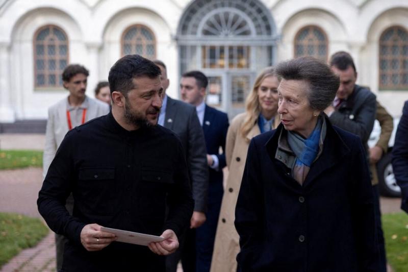 Harry herceg csupán arra vágyott, hogy szeretetet tapasztaljon, míg Anna hercegnő valóban személyesen találkozott Zelenszkijjel.