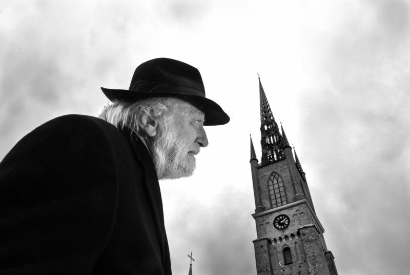 Krasznahorkai László korábban kifejezte, hogy a Nobel-díj számára nem csupán elismerést jelent, hanem egyfajta terhet is, amely a művészi szabadságot befolyásolhatja. Véleménye szerint a díj sok szempontból torzíthatja a művészi folyamatot, hiszen a figye