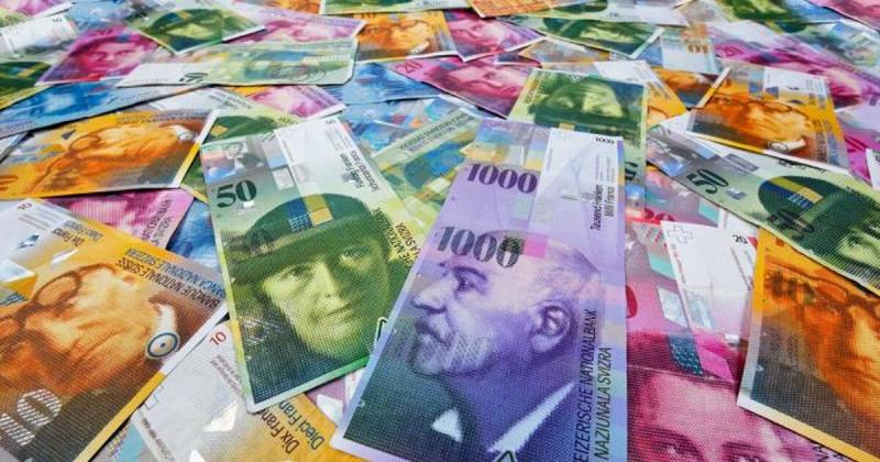 A svájci frank ismét 420 forint alá süllyedt.