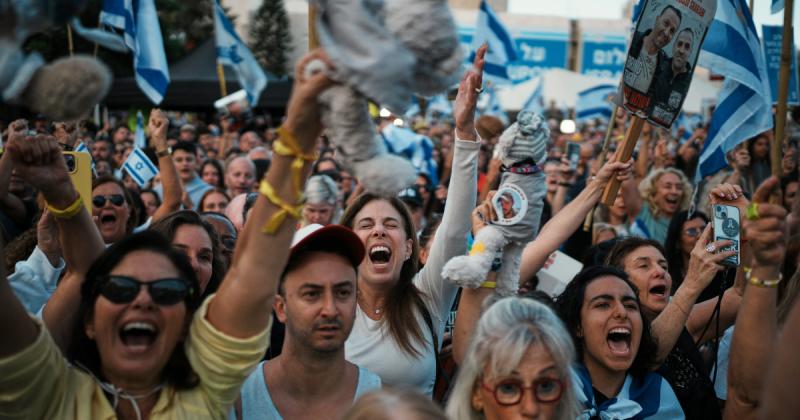 A nap legmeghatóbb pillanata: az izraeli túszok és palesztin foglyok hazatérését hatalmas örömmel és ünnepléssel fogadták. Az emberek eksztázisban, egymás karjaiba omolva élték át a szívszorító pillanatot, amely tele volt reménnyel és boldogsággal.