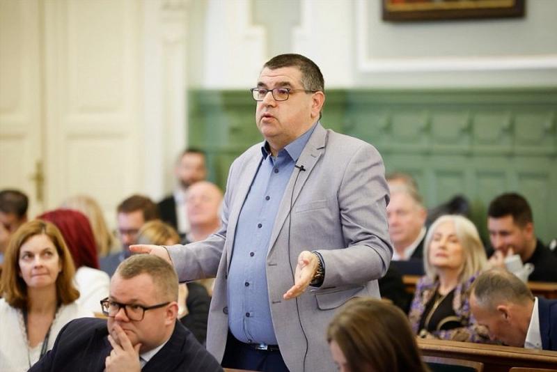 Antal Imre, a győri városi képviselő, nyilvánosan elismerte, hogy havi 70 ezer forintért bérel egy lakást az önkormányzattól.