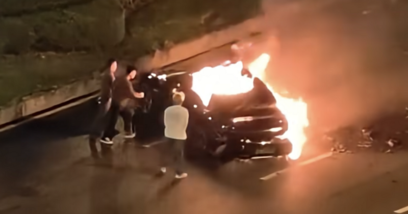 Egy szívfacsaró videófelvétel tárja elénk a villanyautóban csapdába jutott ember szomorú sorsát.